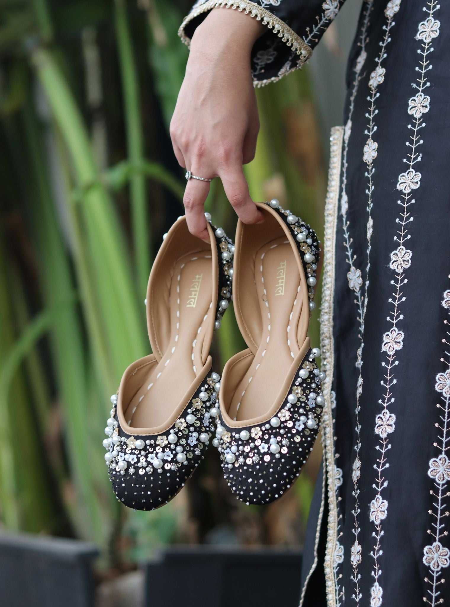 Aarohi Black Vegan Jutti