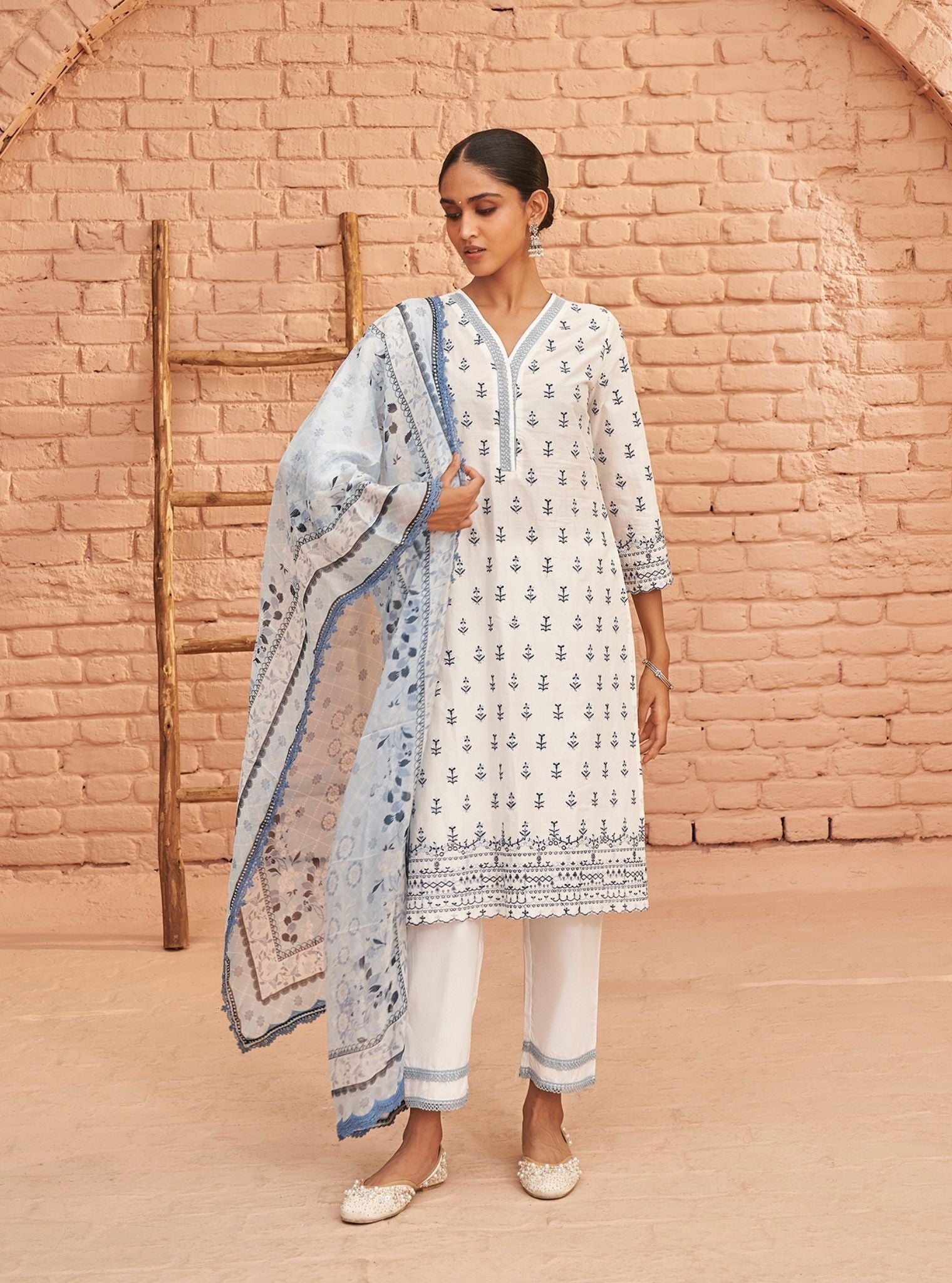 Mulmul Cotton Nyra Off White Kurta With Mulmul Cotton Nyra Off White Pant