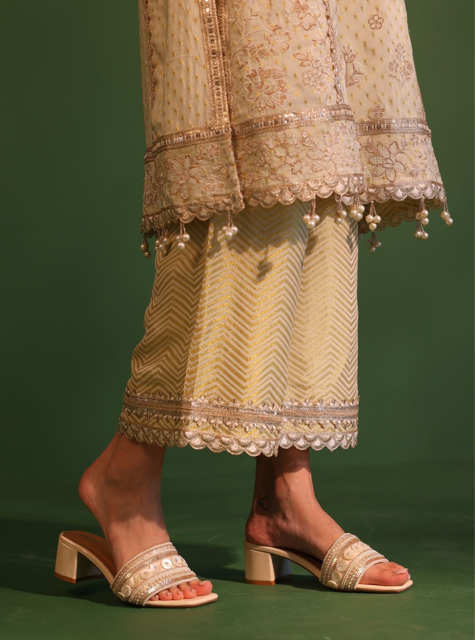 Mulmul Banarsi Dhol Off White Kurta With Mulmul Banarsi Dhol Off White Pant