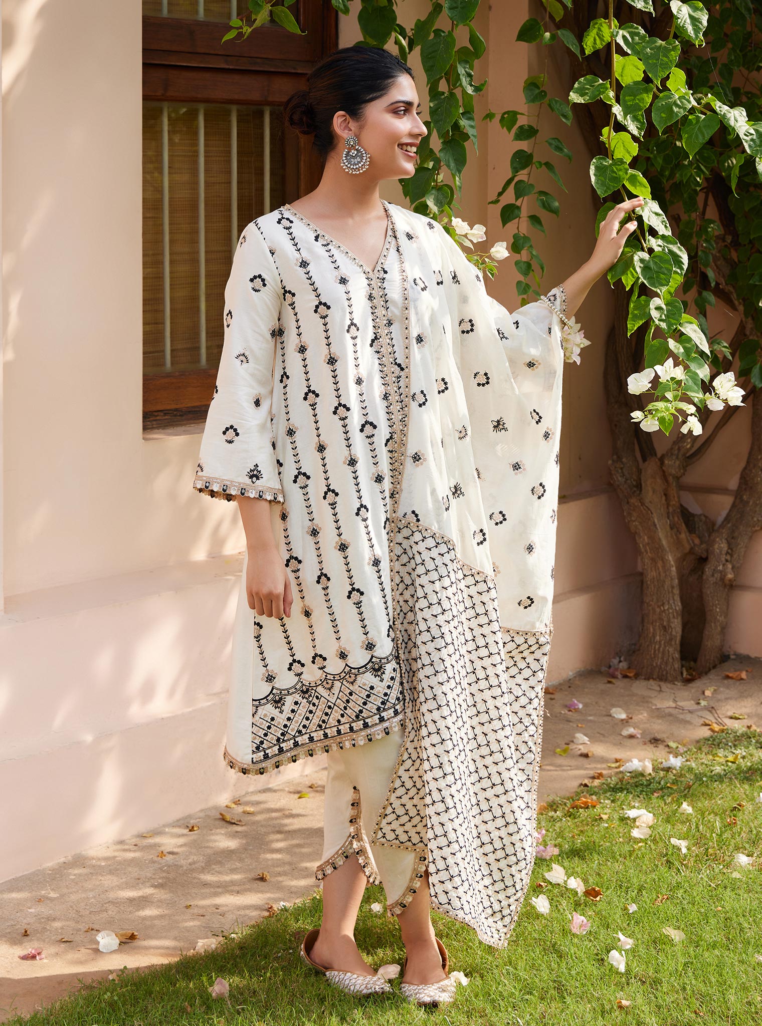 Mulmul Pima Suvasi Off white Kurta with Mulmul Pima Suvasi Off white Pant