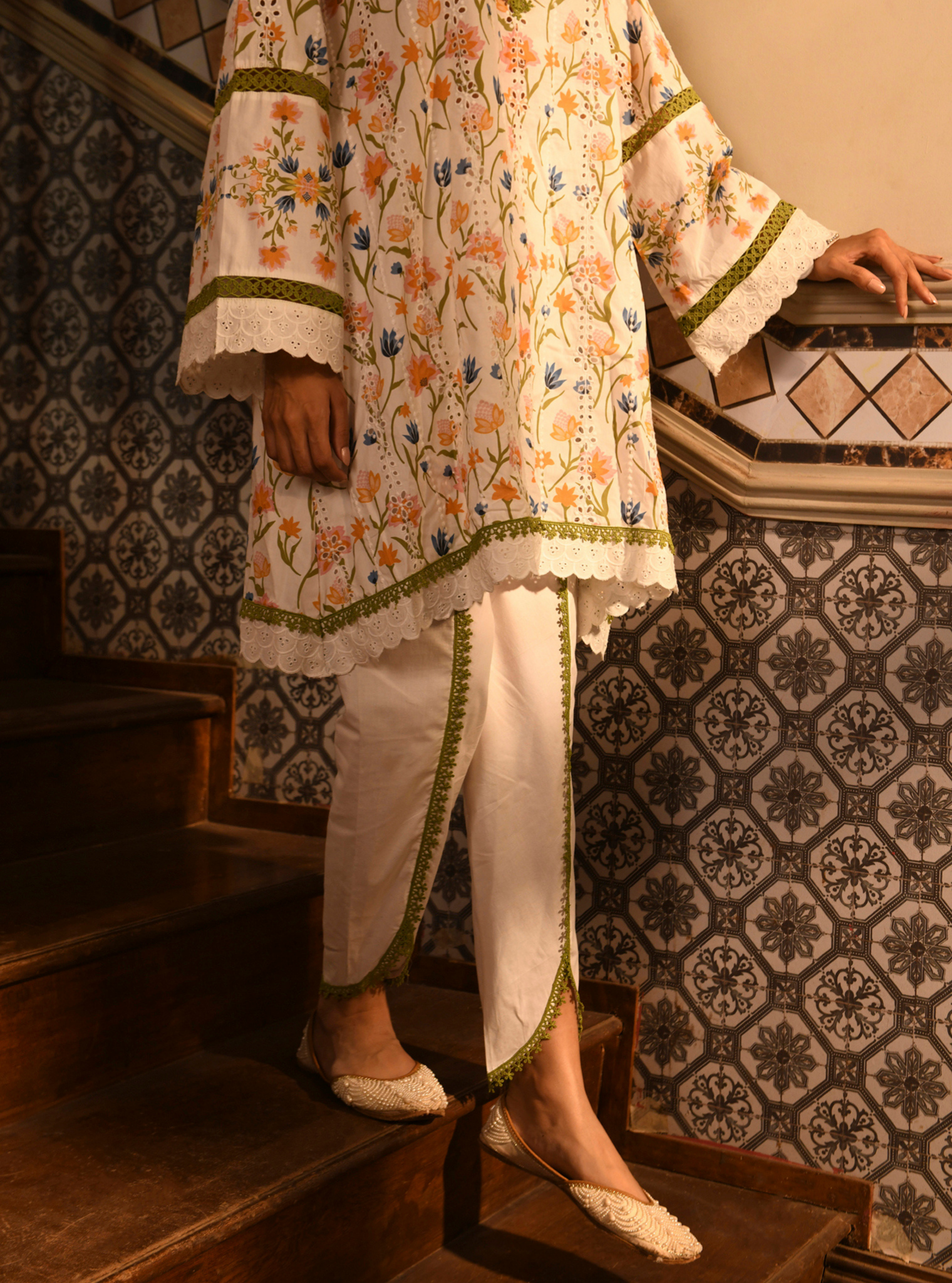 Mulmul Cotton Gargi White Printed Kurta With Mulmul Cotton Gargi White Pant