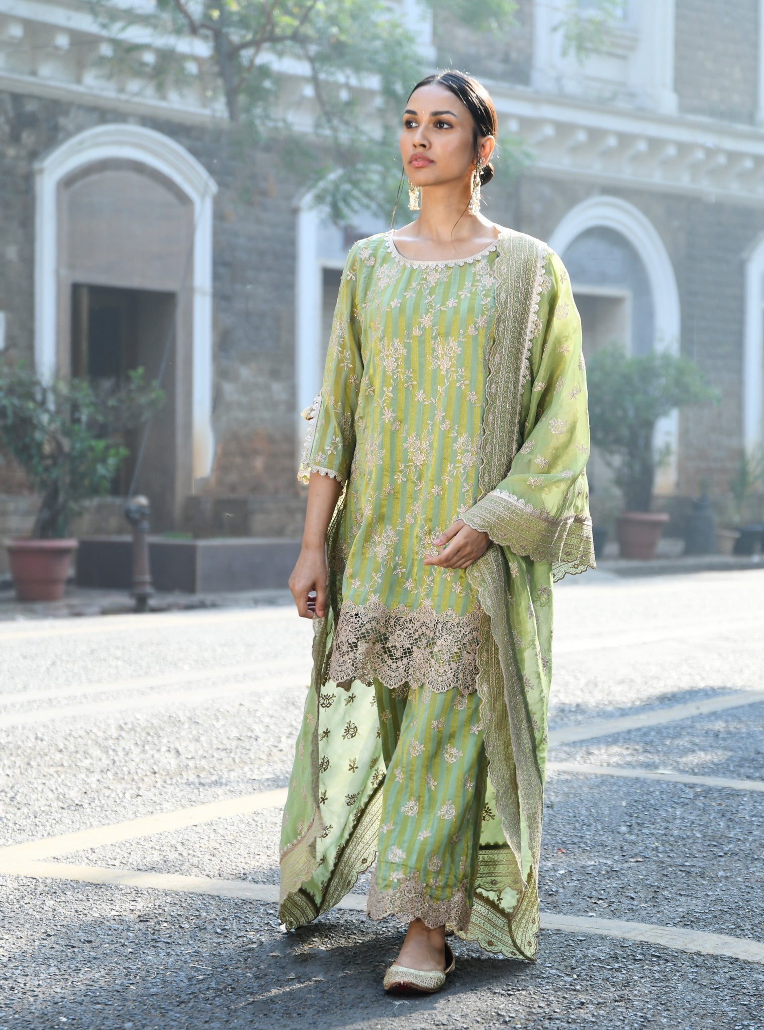 Mulmul Banarsi Paheri Green Kurta With Mulmul Banarsi Paheri Green Pant