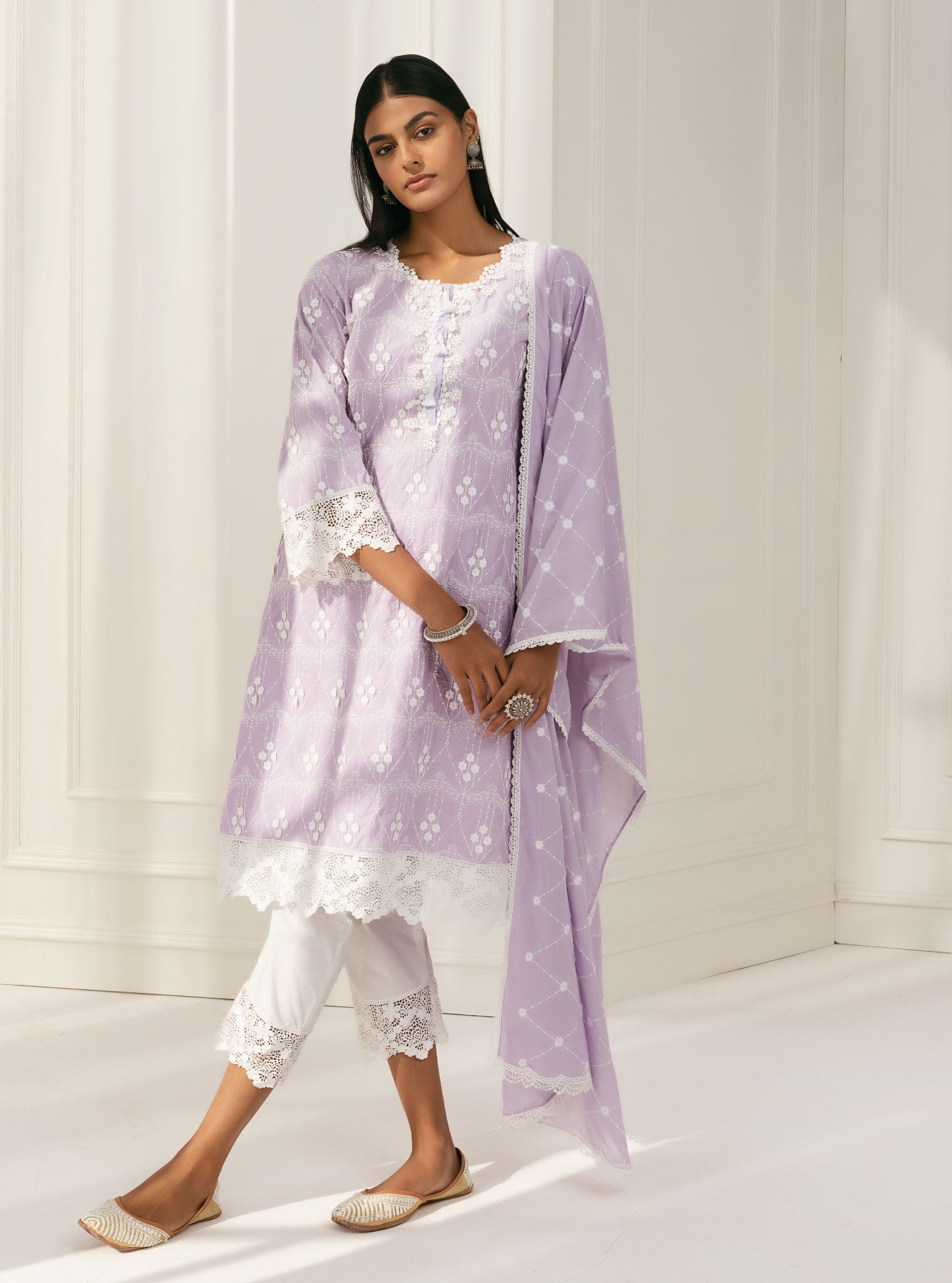 Mulmul Cotton Tirchy Lilac Kurta With Irena White Pant